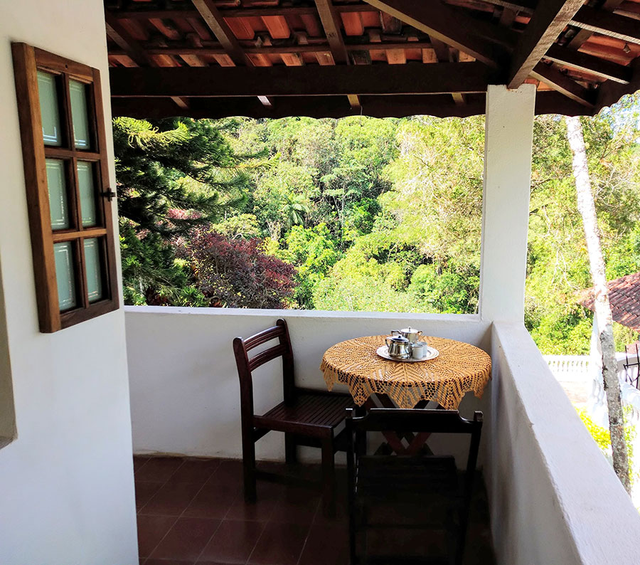 Varanda com vista para a piscina